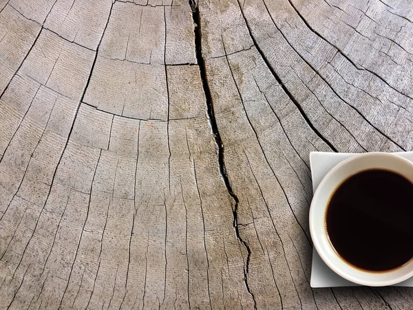Tasse à café sur fond de table en bois texturé . — Photo