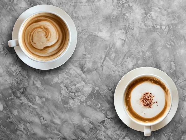 Dois xícara de café no fundo da mesa de cimento texturizado . — Fotografia de Stock