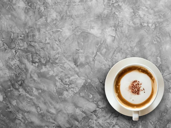 Tasse à café sur fond de table en ciment texturé . — Photo