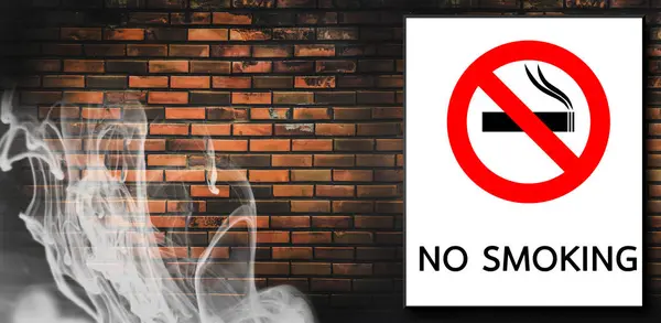Výstraha Zákaz Kouření Bílý Billboard Nastavení Cihla Zeď Bílý Kouř — Stock fotografie