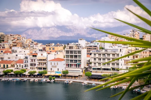 Vista aérea a Agios Nikolaos, ciudad en la isla de Creta en Grecia . — Foto de Stock