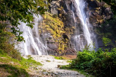 Borgonuovo 'daki Acquafraggia şelaleleri - Valchiavenna, İtalya