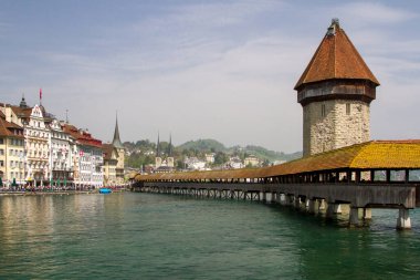 Ünlü Şapel Bridge'de Lucerne bir güzel yaz günde, İsviçre