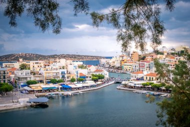 Yunanistan 'ın Girit adasındaki Agios Nikolaos kasabasına hava manzarası.