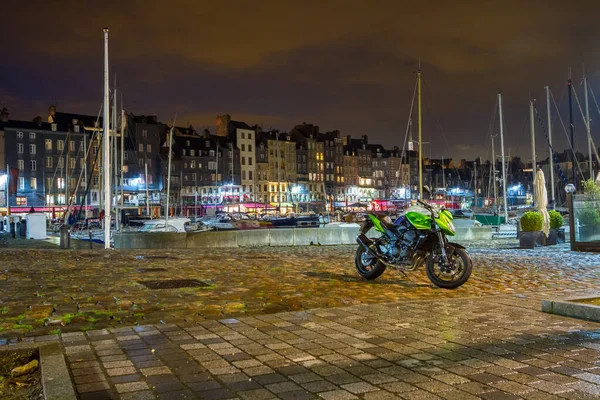 Bicicleta esportiva no calçadão de pedra no porto de Honfleur à noite — Fotografia de Stock