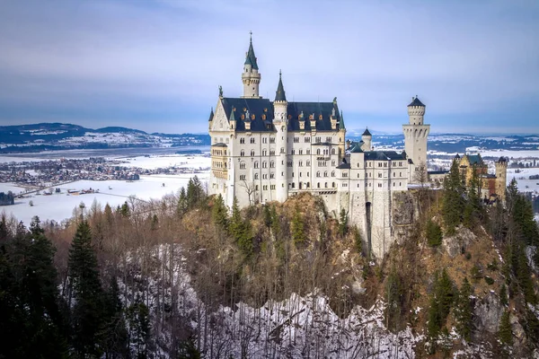 Bayern, Tyskland. Fairytale Neuschwanstein slott i Bayerska Alperna bergen på vintern — Stockfoto