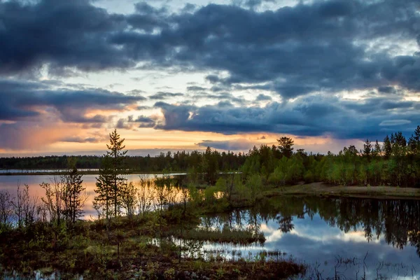 俄罗斯科拉半岛北部的夏夜风景。 白夜、白湖、白林、白云倒映在水面上 — 图库照片
