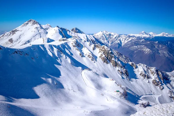 Estación de esquí de Rusia - Rosa Khutor. Invierno Día soleado en las montañas . — Foto de Stock