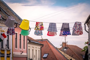 Macaristan, Szentendre sokaklarını süsleyen dekoratif abajurlar.