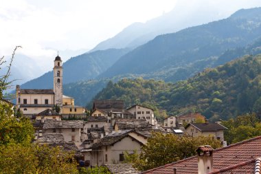 İtalyan köyü Ponteggia İsviçre sınırında, Provincia di Sondrio, İtalya