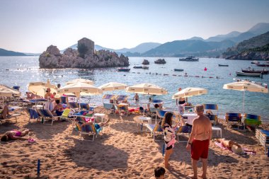 Przno, Karadağ - 4 Temmuz 2019: Kum plajlı popüler turizm merkezi