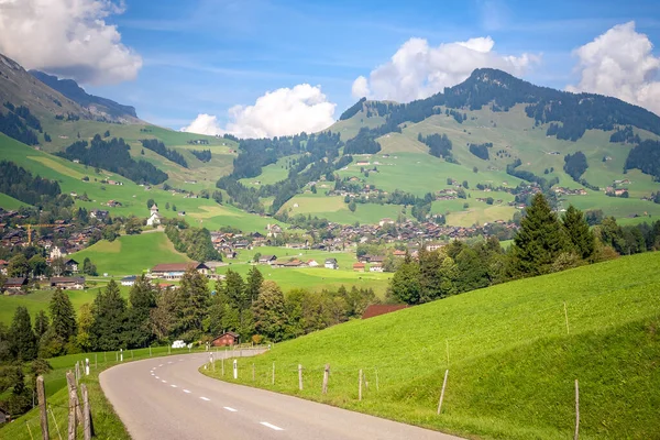 Gstaad yakınlarındaki manzara, Saanen köyüne yaz manzarası