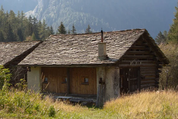 Montanha Paisagem com casas antigas em Bregaglia, Suíça no outono — Fotografia de Stock
