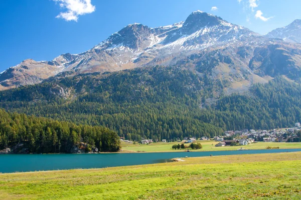 Sankt Moritz turquise lake and big mountains in summer, Switzerland — Stock Photo, Image