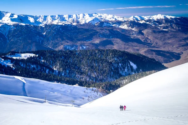 Estância de esqui da Rússia - Rosa Khutor. Inverno Dia ensolarado nas montanhas . — Fotografia de Stock