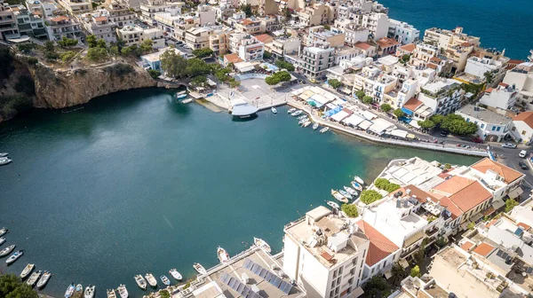 Vista aérea a Agios Nikolaos, ciudad en la isla de Creta en Grecia . — Foto de Stock