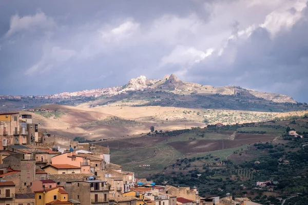 Peisaj cu case vechi din orașul muntos sicilian Gagliano Castelferrato, Italia — Fotografie, imagine de stoc