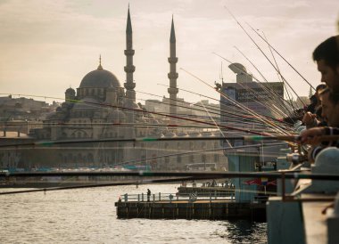 İstanbul - Kasım 2013: İstanbul 'daki Galata köprüsünde yeni cami Hunkar Pavyonu' nda balıkçılar