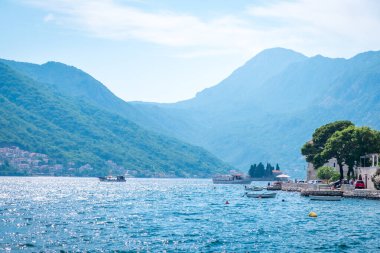 Perast 'ta deniz kenarı. Kotor Körfezi, Karadağ