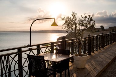 Sabahleyin Castellammare-del-Golfo, İtalya 'da Sicilya' da kafe masaları