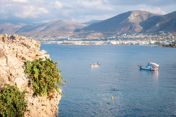 Vista al mar en Hersonissos en Creta. Países Bajos — Foto de Stock