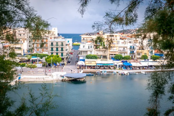 AGIOS NIKOLAOS, GRECIA - 24 DE JULIO DE 2018: Vista aérea a Agios Nikolaos, ciudad en la isla de Creta en Grecia . — Foto de Stock