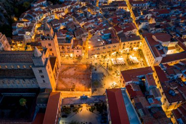 Şehir ışıklarıyla Cefalu 'nun gece sokaklarının en iyi manzarası. Sicilya, İtalya