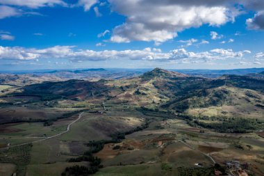 Tipik Sililyan manzarası ile vadiyi görün tarlaları, dağları, yolları ve evleri, İtalya