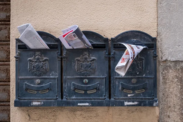 Antiguo buzón de metal en la casa de la ciudad de Cefalu en Sicyly — Foto de Stock