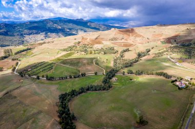 Tipik Sililyan manzarası ile vadiyi görün tarlaları, dağları, yolları ve evleri, İtalya