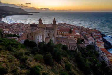 Chiesa di Cefalu, Sicilya, İtalya ile Cefalu şehrinin hava manzarası