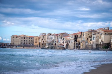 Cefalu 'nun insansız hava aracından manzara görüntüsü. Tyrhenian Denizi. Sicilya, İtalya