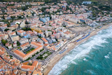 Cefalu 'nun insansız hava aracından manzara görüntüsü. Tyrhenian Denizi. Sicilya, İtalya