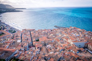 Cefalu Tarih Merkezi ve deniz kıyısının havadan görünüşü. Sicilya, İtalya