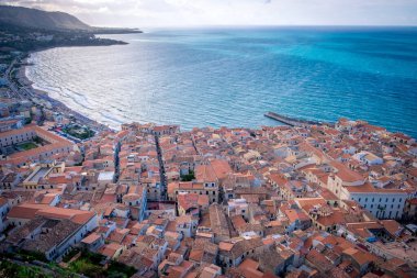 Cefalu Tarih Merkezi ve deniz kıyısının havadan görünüşü. Sicilya, İtalya