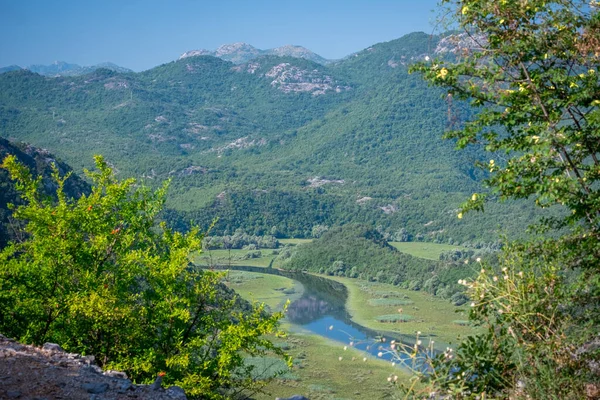 Černá Hora, řeka Crnojevica v národním parku — Stock fotografie
