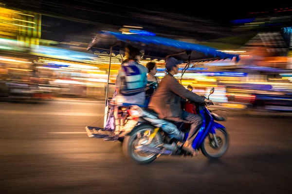 PATTAYA, TAILANDIA - 02 de febrero de 2019: tuk-tuk en el tráfico en la calle nocturna pattaya — Foto de Stock