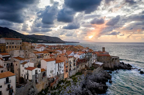 Cefalu Sicílie noční město letecký pohled s městskými světly a západem slunce oblohy. Itálie, Tyrhénské moře — Stock fotografie