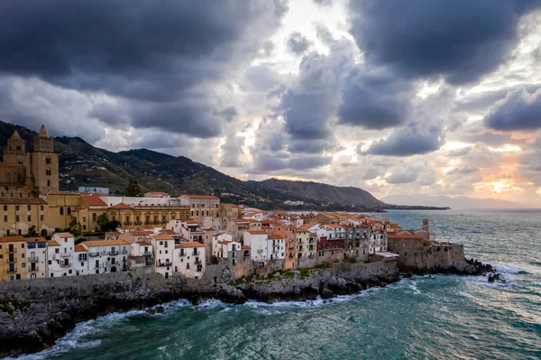 Cefalu Sicily night town aerial view with the city lights and sunset sky. Италия, Тирренское море — стоковое фото