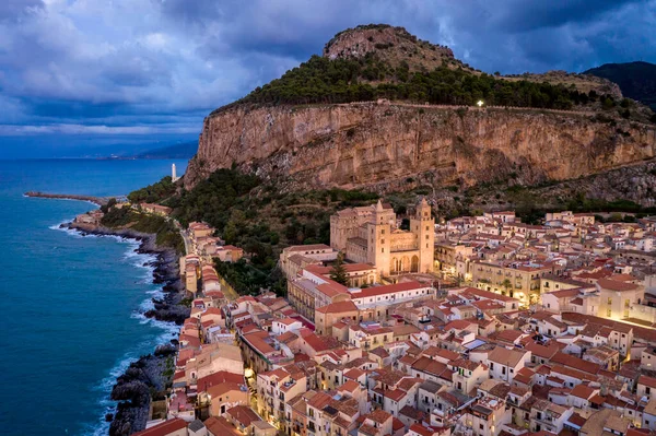 Panoramablick auf das nächtliche Stadtbild von Cefalu vom Meer aus. Tyrrhenisches Meer. sizilien, italien — Stockfoto