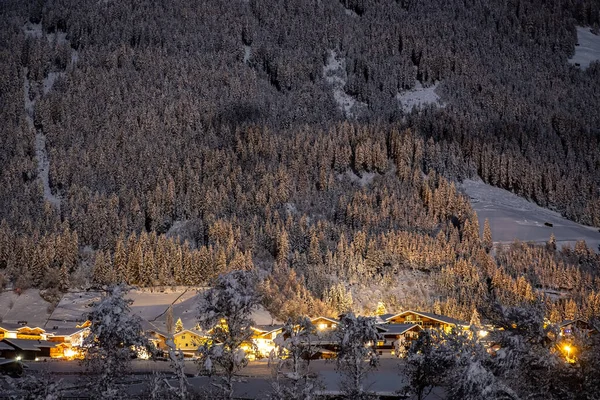 Paisagem noturna de inverno com vista para a cidade tirolesa austríaca de Neustift, no fundo de abetos na neve — Fotografia de Stock