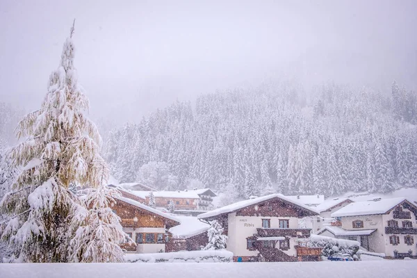 Vinterlandskap i staden Neustift i Stubai Valley i Österrike. Tyrolskt hus mitt i tung snö och granar — Stockfoto