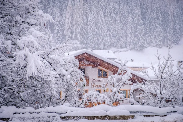 Paisagem de inverno na cidade de Neustift, no Vale Stubai, na Áustria. Casa tirolesa em meio a neve pesada e abetos — Fotografia de Stock