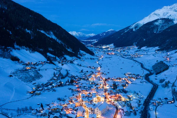 奥地利Neustift镇的冬夜城市景观。 市中心和教堂的空中景观。 夜间照明房屋和交通信号灯. 斯图拜山谷蒂罗尔 — 图库照片