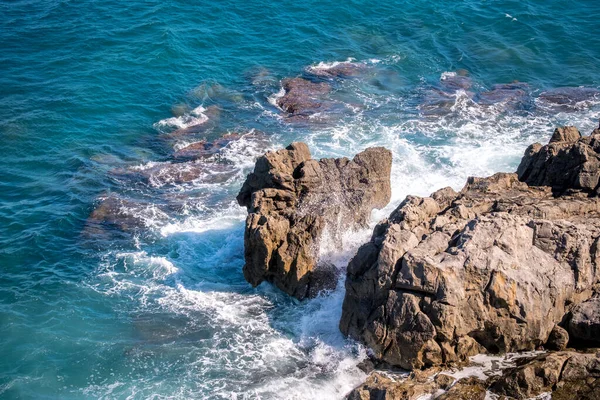 Costa rocciosa del Mar Tirreno in Sicilia città costiera medievale Cefalù — Foto Stock