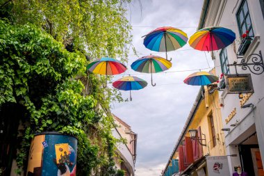 Szentendre, Macaristan - 30 Nisan 2019: Macaristan 'ın Budapeşte kenti yakınlarındaki küçük Szentendre kasabasında şemsiyelerle süslenmiş sokak.