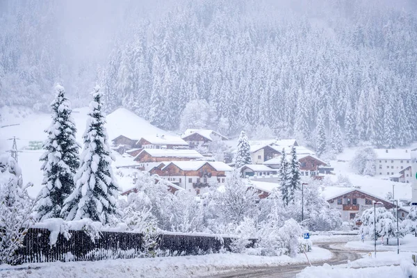 Vinterlandskap i staden Neustift i Stubai Valley i Österrike. Snötäckta träd efter tung snö — Stockfoto