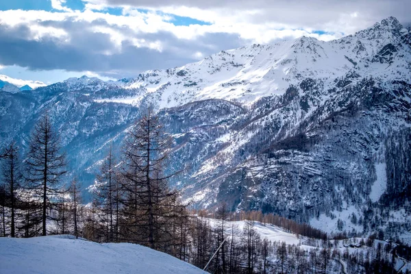 Άποψη των βουνών κοντά στην πόλη Cervinia μεταξύ των συνόρων με την Ιταλία και την Ελβετία. Όμορφο τοπίο στις Άλπεις. — Φωτογραφία Αρχείου