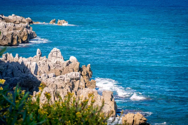 Costa rocciosa del Mar Tirreno in Sicilia città costiera medievale Cefalù — Foto Stock