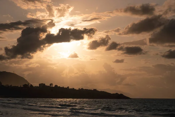 Belle mer et cluods ciel au coucher du soleil à Cefalu, Sicile — Photo